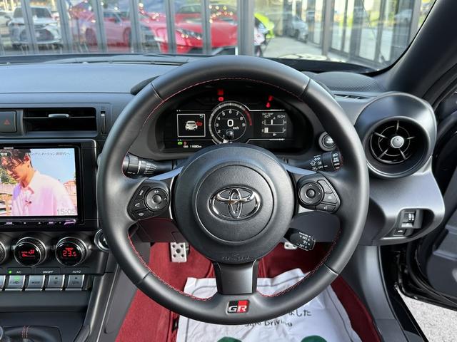 ＧＲ８６ ＲＺ　６ＭＴ・ＧＲエアロ・柿本改マフラーＲｅｇｕ．０６＆Ｒ・ケンウッド９インチナビ・バックカメラ・ドライブレコーダー・純正マフラーあり・新車保証令和１０年１１月まで有り・ワンオーナー・禁煙車（40枚目）