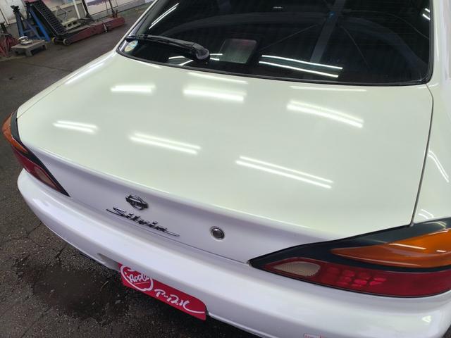 トランクフードはキズなどもなく綺麗な状態です☆