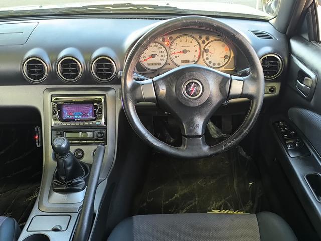 運転席も広々としています☆センターパネルも運転席から操作しやすい作りとなっております☆