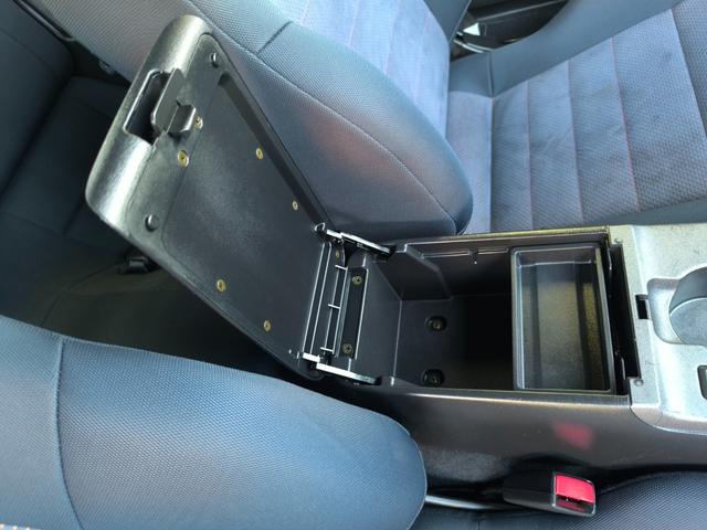 センターコンソールは高さもあり小物を収納するのに便利ですね☆