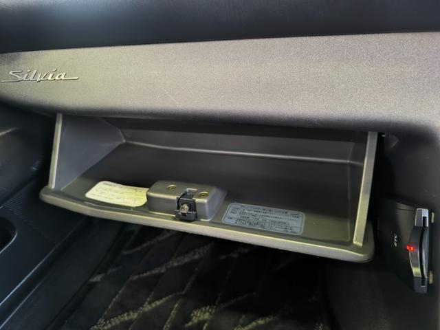 収納として使えるグローブボックスです☆車検証入れなどの収納に便利です☆