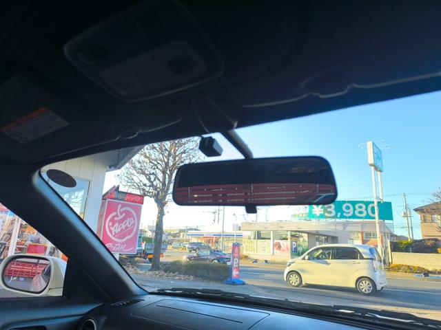 ルームミラーは綺麗な状態です☆デジタルミラー型ドラレコなどの取付もお任せください☆