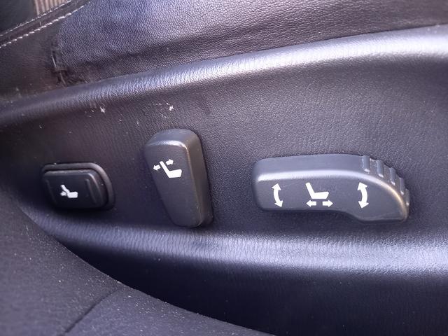 ＜運転席側パワーシート＞電動でシートの位置の調整ができる機能です。スイッチを操作することで前後のスライド、座席の高さ、背もたれの角度の調整が可能です。