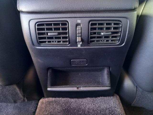 ＜後部座席中央＞後部座席にも送風口がありますので、後席も快適にご利用できます♪