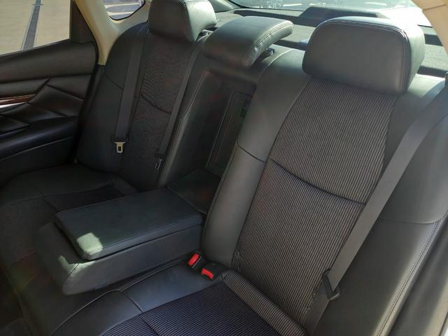 ＜リアシート＞アームレスト付きです。