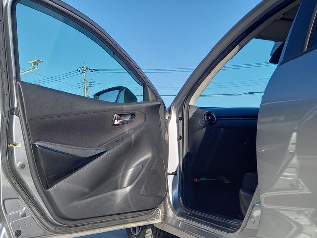 デミオ ＸＤツーリング　ディーゼル　ターボ　ナビ　ＴＶ　バックカメラ　クルーズコントロール　プッシュスタート　スマートキー　純正１６インチアルミホイール　ＥＴＣ　オートライト　フォグランプ　アイドリングストップ　ドアバイザー（17枚目）