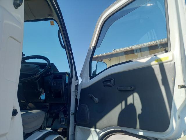 サンバートラック ＴＢ　３方開　パートタイム４ＷＤ　５速マニュアル　ＥＴＣ　エアコン　ドアバイザー　社外オーディオ　ヘッドライトレベライザー　軽トラック　運転席エアバッグ　スペアタイヤ（10枚目）
