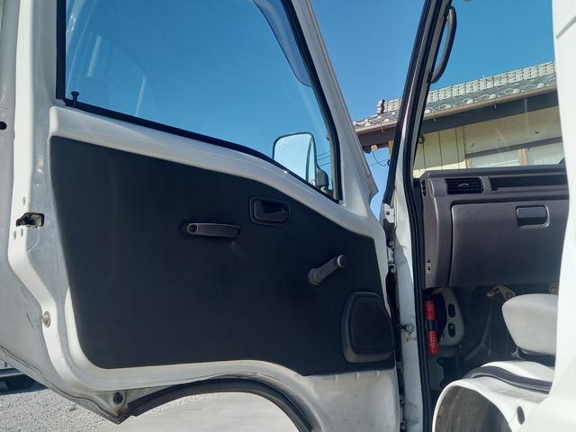 サンバートラック ＴＢ　３方開　パートタイム４ＷＤ　５速マニュアル　ＥＴＣ　エアコン　ドアバイザー　社外オーディオ　ヘッドライトレベライザー　軽トラック　運転席エアバッグ　スペアタイヤ（14枚目）