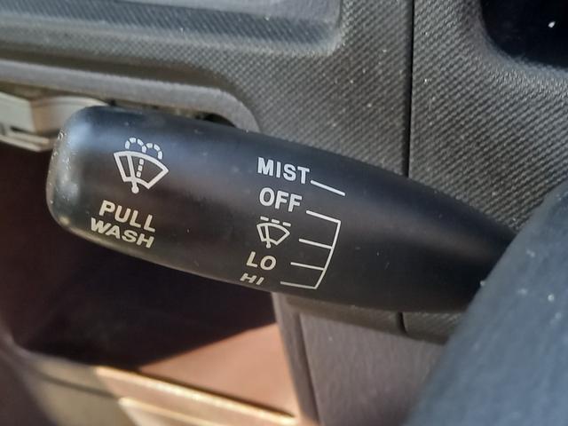 サンバートラック ＴＢ　３方開　パートタイム４ＷＤ　５速マニュアル　ＥＴＣ　エアコン　ドアバイザー　社外オーディオ　ヘッドライトレベライザー　軽トラック　運転席エアバッグ　スペアタイヤ（25枚目）