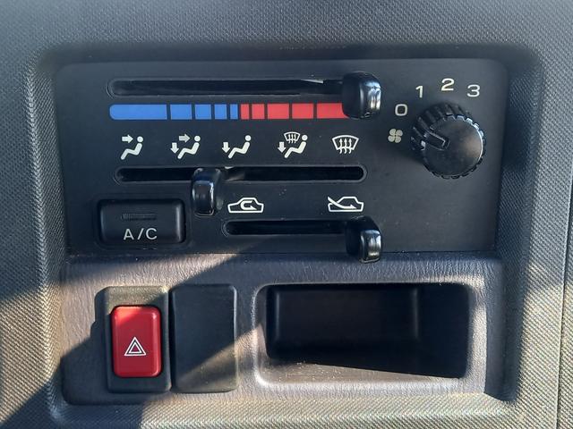 サンバートラック ＴＢ　３方開　パートタイム４ＷＤ　５速マニュアル　ＥＴＣ　エアコン　ドアバイザー　社外オーディオ　ヘッドライトレベライザー　軽トラック　運転席エアバッグ　スペアタイヤ（28枚目）