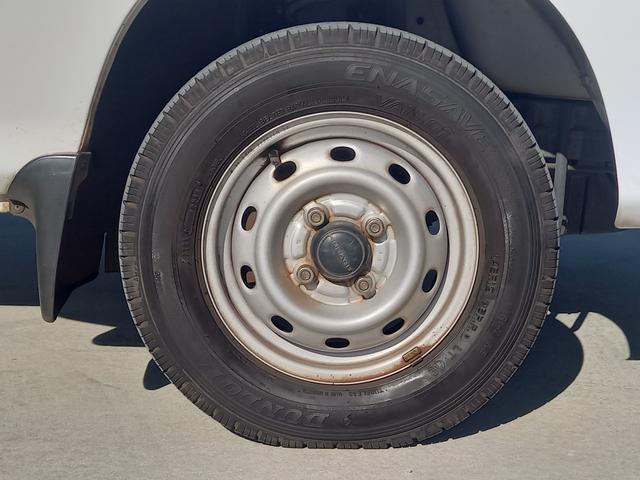 サンバートラック ＴＢ　３方開　パートタイム４ＷＤ　５速マニュアル　ＥＴＣ　エアコン　ドアバイザー　社外オーディオ　ヘッドライトレベライザー　軽トラック　運転席エアバッグ　スペアタイヤ（29枚目）