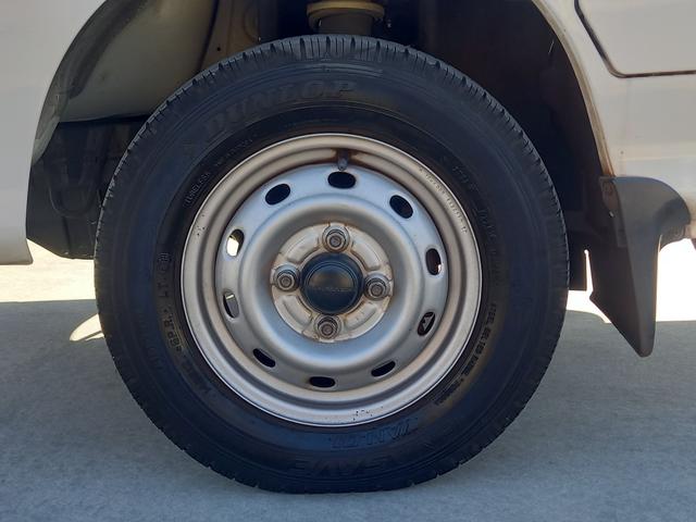 サンバートラック ＴＢ　３方開　パートタイム４ＷＤ　５速マニュアル　ＥＴＣ　エアコン　ドアバイザー　社外オーディオ　ヘッドライトレベライザー　軽トラック　運転席エアバッグ　スペアタイヤ（30枚目）