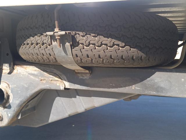 サンバートラック ＴＢ　３方開　パートタイム４ＷＤ　５速マニュアル　ＥＴＣ　エアコン　ドアバイザー　社外オーディオ　ヘッドライトレベライザー　軽トラック　運転席エアバッグ　スペアタイヤ（33枚目）