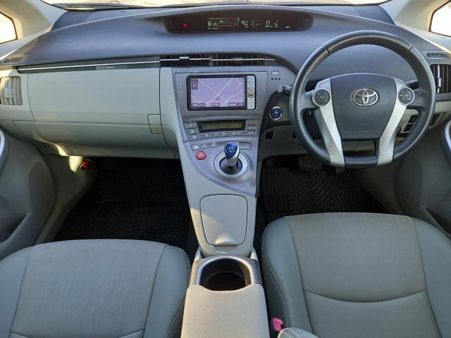 プリウス Ｇ　ナビ　ＴＶ　バックカメラ　Ｂｌｕｅｔｏｏｔｈオーディオ　クルーズコントロール　ＥＴＣ　電動シート　プッシュスタート　スマートキー　スペアキー　純正１５インチアルミホイール　ドアバイザー　トノカバー（2枚目）