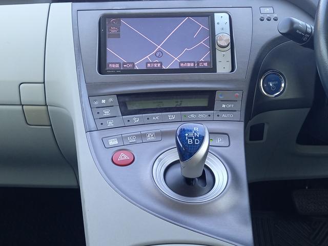 プリウス Ｇ　ナビ　ＴＶ　バックカメラ　Ｂｌｕｅｔｏｏｔｈオーディオ　クルーズコントロール　ＥＴＣ　電動シート　プッシュスタート　スマートキー　スペアキー　純正１５インチアルミホイール　ドアバイザー　トノカバー（3枚目）