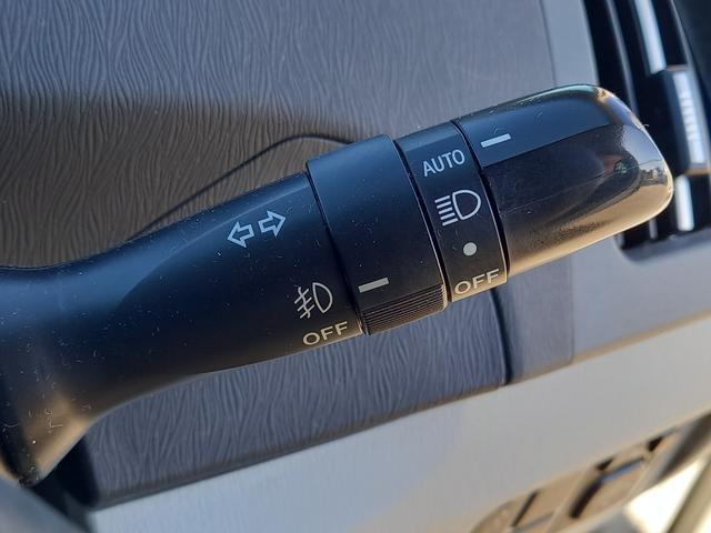 プリウス Ｇ　ナビ　ＴＶ　バックカメラ　Ｂｌｕｅｔｏｏｔｈオーディオ　クルーズコントロール　ＥＴＣ　電動シート　プッシュスタート　スマートキー　スペアキー　純正１５インチアルミホイール　ドアバイザー　トノカバー（6枚目）