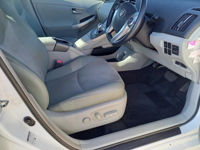 プリウス Ｇ　ナビ　ＴＶ　バックカメラ　Ｂｌｕｅｔｏｏｔｈオーディオ　クルーズコントロール　ＥＴＣ　電動シート　プッシュスタート　スマートキー　スペアキー　純正１５インチアルミホイール　ドアバイザー　トノカバー（13枚目）