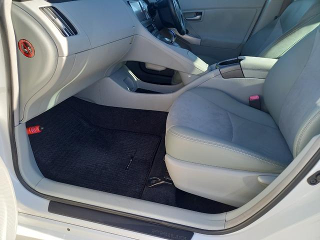 プリウス Ｇ　ナビ　ＴＶ　バックカメラ　Ｂｌｕｅｔｏｏｔｈオーディオ　クルーズコントロール　ＥＴＣ　電動シート　プッシュスタート　スマートキー　スペアキー　純正１５インチアルミホイール　ドアバイザー　トノカバー（18枚目）