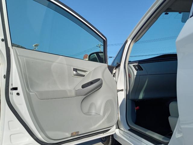 プリウス Ｇ　ナビ　ＴＶ　バックカメラ　Ｂｌｕｅｔｏｏｔｈオーディオ　クルーズコントロール　ＥＴＣ　電動シート　プッシュスタート　スマートキー　スペアキー　純正１５インチアルミホイール　ドアバイザー　トノカバー（19枚目）