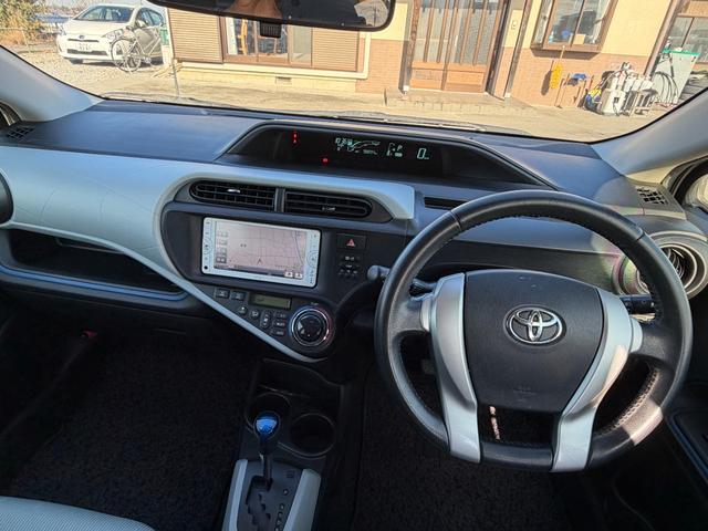 アクア Ｓ　ナビ　バックカメラ　ＥＴＣ　社外１５インチアルミホイール　プッシュスタート　スマートキー　電格式コーナーポール　電動格納ミラー　ハイブリッド　オートエアコン　オートライト　ドライブレコーダー（2枚目）