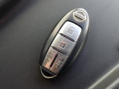 ＜スマートキー＞スマートエントリーキーシステムです。鍵を持っていればドアロック、解除、エンジン始動も楽チンです。鍵を出す手間も無くなり、悪天候時にも重宝します♪ 5