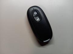 ＜スマートキー＞スマートエントリーキーシステムです。鍵を持っていればドアロック、解除、エンジン始動も楽チンです。鍵を出す手間も無くなり、悪天候時にも重宝します♪ 4