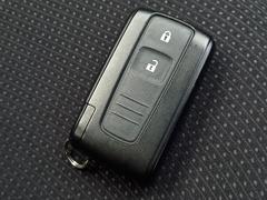 ＜スマートキー＞スマートエントリーキーシステムです。鍵を持っていればドアロック、解除、エンジン始動も楽チンです。鍵を出す手間も無くなり、悪天候時にも重宝します♪ 4