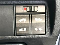 【両側パワースライドドア】スマートキーや運転席のスイッチで後席両側スライドドアの開閉が可能♪電動だから力を入れてドアを開ける必要が無く、小さなお子様でも簡単に開け閉めでき快適です♪ 5