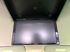 【フリップダウンモニター】大画面モニターで後席でもエンタメをお楽しみいただけます。小さなお子様にも大人気の装備です♪ 4