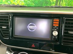 【メーカー純正ナビ】インテリアに溶け込むスタイリッシュな「専用設計」メーカーナビを装備♪視認性や操作性など基本性能にも優れ、より上質なカーライフをお楽しみいただけます。 3