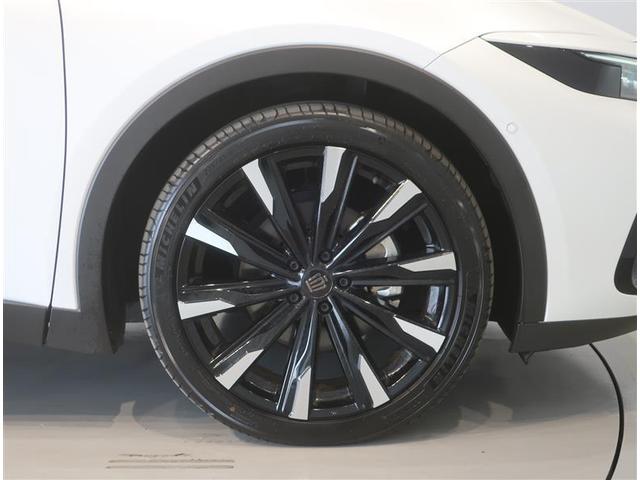 クラウンクロスオーバー ＲＳアドバンスド　革シート　サンルーフ　４ＷＤ　フルセグ　メモリーナビ　ミュージックプレイヤー接続可　バックカメラ　衝突被害軽減システム　ＥＴＣ　ドラレコ　ＬＥＤヘッドランプ　記録簿（18枚目）