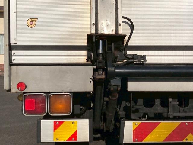 フォワード アルミウィング跳上パワーゲート後輪エアサス4トン中型ワイド アルミウイング6200ボディPGワイド跳ね上げゲート240馬力リアエアサス電格ミラー4HK1ラッシング2段ベッド8トン限定免許べットトラック日本フルハーフMT6マニュアルメッキパーツ2.45トン積載(16枚目)