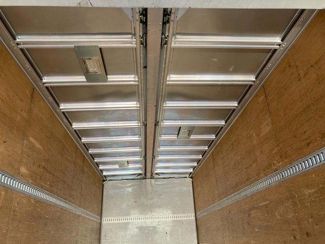 フォワード アルミウィング跳上パワーゲート後輪エアサス4トン中型ワイド アルミウイング6200ボディPGワイド跳ね上げゲート240馬力リアエアサス電格ミラー4HK1ラッシング2段ベッド8トン限定免許べットトラック日本フルハーフMT6マニュアルメッキパーツ2.45トン積載(19枚目)