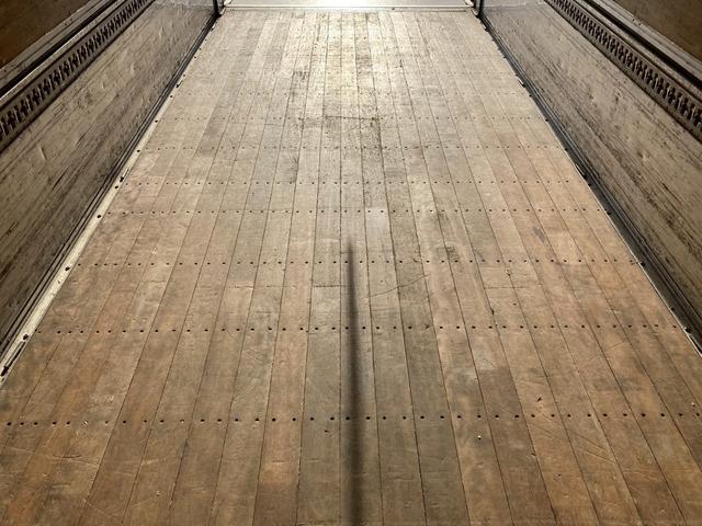 フォワード アルミウィング跳上パワーゲート後輪エアサス4トン中型ワイド アルミウイング6200ボディPGワイド跳ね上げゲート240馬力リアエアサス電格ミラー4HK1ラッシング2段ベッド8トン限定免許べットトラック日本フルハーフMT6マニュアルメッキパーツ2.45トン積載(20枚目)