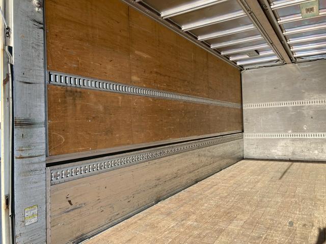 フォワード アルミウィング跳上パワーゲート後輪エアサス4トン中型ワイド アルミウイング6200ボディPGワイド跳ね上げゲート240馬力リアエアサス電格ミラー4HK1ラッシング2段ベッド8トン限定免許べットトラック日本フルハーフMT6マニュアルメッキパーツ2.45トン積載(21枚目)