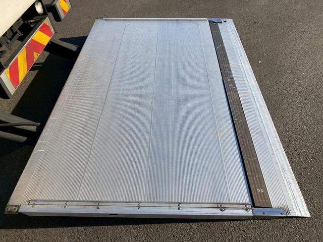 フォワード アルミウィング跳上パワーゲート後輪エアサス4トン中型ワイド アルミウイング6200ボディPGワイド跳ね上げゲート240馬力リアエアサス電格ミラー4HK1ラッシング2段ベッド8トン限定免許べットトラック日本フルハーフMT6マニュアルメッキパーツ2.45トン積載(24枚目)