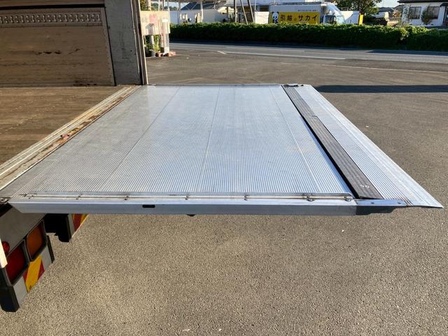 フォワード アルミウィング跳上パワーゲート後輪エアサス4トン中型ワイド アルミウイング6200ボディPGワイド跳ね上げゲート240馬力リアエアサス電格ミラー4HK1ラッシング2段ベッド8トン限定免許べットトラック日本フルハーフMT6マニュアルメッキパーツ2.45トン積載(26枚目)