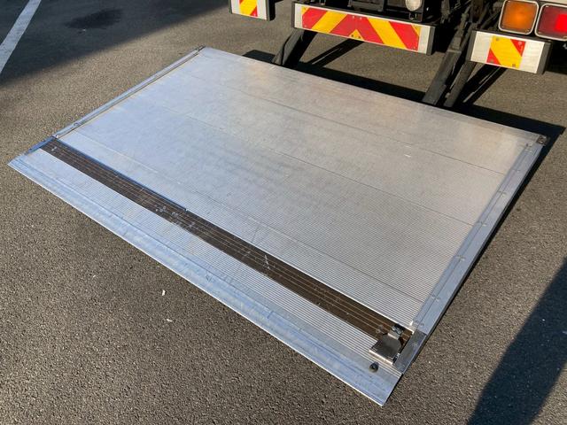 フォワード アルミウィング跳上パワーゲート後輪エアサス4トン中型ワイド アルミウイング6200ボディPGワイド跳ね上げゲート240馬力リアエアサス電格ミラー4HK1ラッシング2段ベッド8トン限定免許べットトラック日本フルハーフMT6マニュアルメッキパーツ2.45トン積載(28枚目)