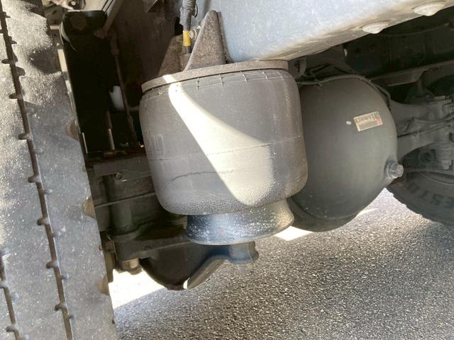 フォワード アルミウィング跳上パワーゲート後輪エアサス4トン中型ワイド アルミウイング6200ボディPGワイド跳ね上げゲート240馬力リアエアサス電格ミラー4HK1ラッシング2段ベッド8トン限定免許べットトラック日本フルハーフMT6マニュアルメッキパーツ2.45トン積載(38枚目)