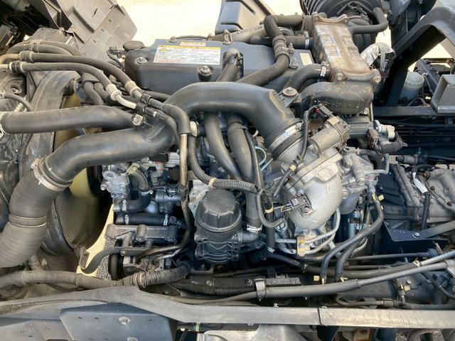 フォワード アルミウィング跳上パワーゲート後輪エアサス4トン中型ワイド アルミウイング6200ボディPGワイド跳ね上げゲート240馬力リアエアサス電格ミラー4HK1ラッシング2段ベッド8トン限定免許べットトラック日本フルハーフMT6マニュアルメッキパーツ2.45トン積載(46枚目)