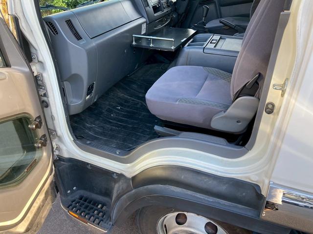 フォワード アルミウィング跳上パワーゲート後輪エアサス4トン中型ワイド アルミウイング6200ボディPGワイド跳ね上げゲート240馬力リアエアサス電格ミラー4HK1ラッシング2段ベッド8トン限定免許べットトラック日本フルハーフMT6マニュアルメッキパーツ2.45トン積載(59枚目)