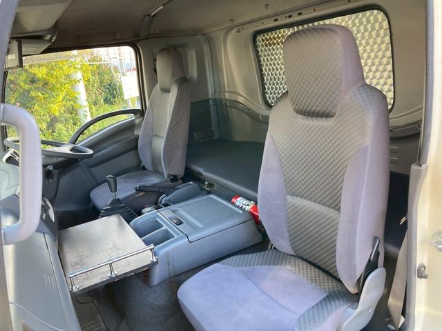 フォワード アルミウィング跳上パワーゲート後輪エアサス4トン中型ワイド アルミウイング6200ボディPGワイド跳ね上げゲート240馬力リアエアサス電格ミラー4HK1ラッシング2段ベッド8トン限定免許べットトラック日本フルハーフMT6マニュアルメッキパーツ2.45トン積載(60枚目)