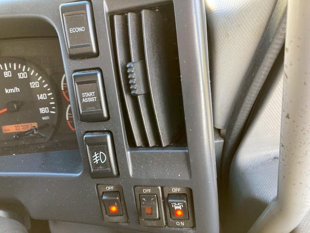 フォワード アルミウィング跳上パワーゲート後輪エアサス4トン中型ワイド アルミウイング6200ボディPGワイド跳ね上げゲート240馬力リアエアサス電格ミラー4HK1ラッシング2段ベッド8トン限定免許べットトラック日本フルハーフMT6マニュアルメッキパーツ2.45トン積載(75枚目)