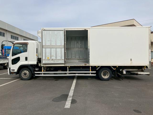 フォワード いすゞ冷蔵冷凍車バン-5℃ワイド格納ゲートリアエアサス中温 2.7トン積載中温設定-5℃ワイド6200ボディ後輪エアサス格納ゲート左サイド扉システムフロアラッシング1段三菱パワーゲート4トントラック240馬力4HK1極東MT6ベッド菱重べットサイドドア中型(8枚目)