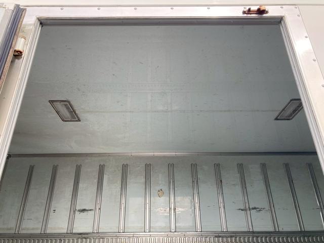 フォワード いすゞ冷蔵冷凍車バン-5℃ワイド格納ゲートリアエアサス中温 2.7トン積載中温設定-5℃ワイド6200ボディ後輪エアサス格納ゲート左サイド扉システムフロアラッシング1段三菱パワーゲート4トントラック240馬力4HK1極東MT6ベッド菱重べットサイドドア中型(9枚目)