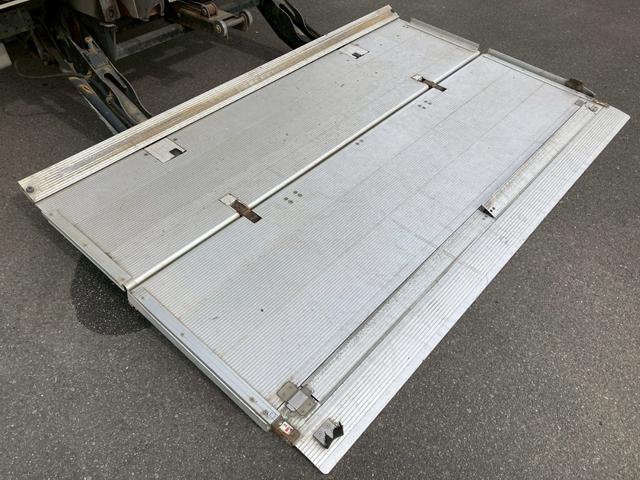 フォワード いすゞ冷蔵冷凍車バン-5℃ワイド格納ゲートリアエアサス中温 2.7トン積載中温設定-5℃ワイド6200ボディ後輪エアサス格納ゲート左サイド扉システムフロアラッシング1段三菱パワーゲート4トントラック240馬力4HK1極東MT6ベッド菱重べットサイドドア中型(27枚目)