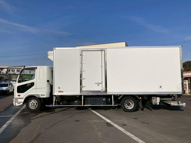 ファイター 冷蔵冷凍バン２．４５トン積載リアエアサス－３０℃格納ゲート　冷凍冷蔵４トン中型トラック８トン限定免許６Ｍ６０マニュアル２．４５トン積載６２００ワイド低温左サイド扉格納ＰＧ後輪エアサス坂道補助ベッドラッシング２段集中ロック電格ミラーバックモニターＥＴＣフルハーフ（8枚目）