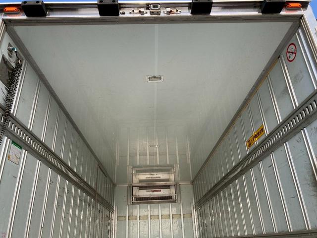 ファイター 冷蔵冷凍バン２．４５トン積載リアエアサス－３０℃格納ゲート　冷凍冷蔵４トン中型トラック８トン限定免許６Ｍ６０マニュアル２．４５トン積載６２００ワイド低温左サイド扉格納ＰＧ後輪エアサス坂道補助ベッドラッシング２段集中ロック電格ミラーバックモニターＥＴＣフルハーフ（19枚目）