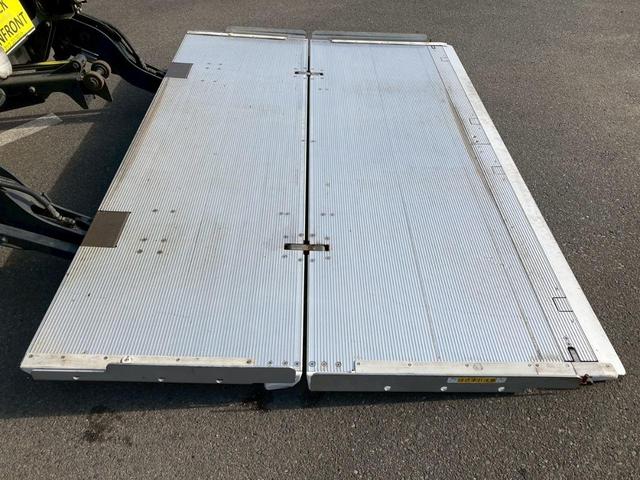 ファイター 冷蔵冷凍バン２．４５トン積載リアエアサス－３０℃格納ゲート　冷凍冷蔵４トン中型トラック８トン限定免許６Ｍ６０マニュアル２．４５トン積載６２００ワイド低温左サイド扉格納ＰＧ後輪エアサス坂道補助ベッドラッシング２段集中ロック電格ミラーバックモニターＥＴＣフルハーフ（26枚目）