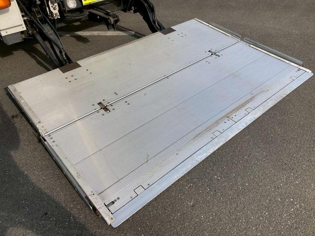 ファイター 冷蔵冷凍バン２．４５トン積載リアエアサス－３０℃格納ゲート　冷凍冷蔵４トン中型トラック８トン限定免許６Ｍ６０マニュアル２．４５トン積載６２００ワイド低温左サイド扉格納ＰＧ後輪エアサス坂道補助ベッドラッシング２段集中ロック電格ミラーバックモニターＥＴＣフルハーフ（27枚目）